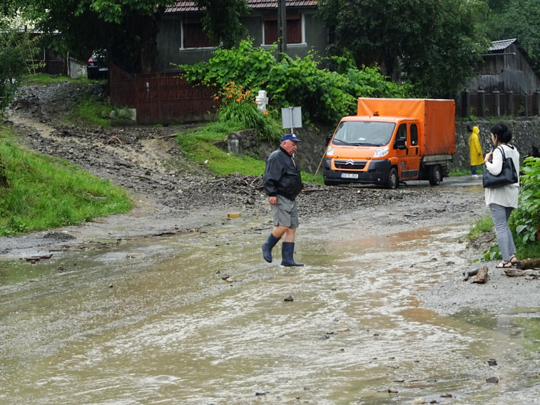 Imaginea articolului Inundaţii în Apuseni: Drumuri blocate şi gospodării distruse de ape, în Munţii Apuseni, după o ploaie torenţială | FOTO 