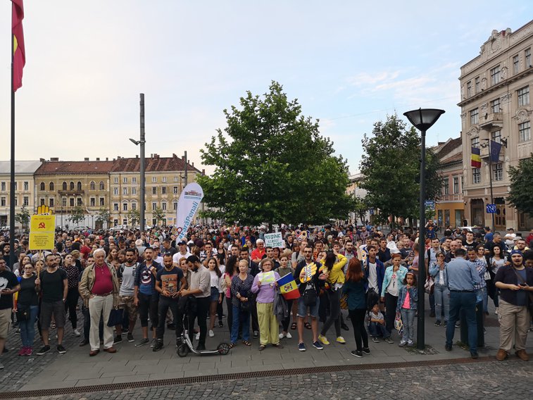 Imaginea articolului Proteste în ţară: Mai mulţi protestatari şi-au adus corturi să doarmă în Piaţa Unirii din Cluj/ La Sibiu oamenii au deschis o sticlă cu şampanie şi i-au urat lui Liviu Dragnea "La mulţi ani cu executare!" | FOTO, VIDEO 