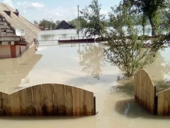 Imaginea articolului Mărturiile cutremurătoare de după inundaţii. Localnic din Covasna: Mai am doar buletinul, în rest totul e sub ape. FOTO 