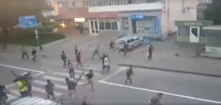 Imaginea articolului VIDEO Bătaie generală cu furci şi topoare în stradă la Târgu Neamţ. Poliţiştii au tras focuri de armă pentru opri violenţele 