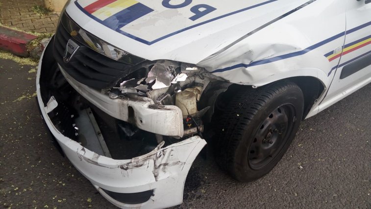 Imaginea articolului O maşină de poliţie a fost implicată într-un accident pe când mergea la o intervenţie