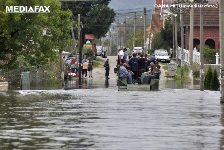 Imaginea articolului Inundaţiile au făcut victime la Tulcea: Doi copii şi doi adulţi au murit după traversarea unui pârâu cu căruţa