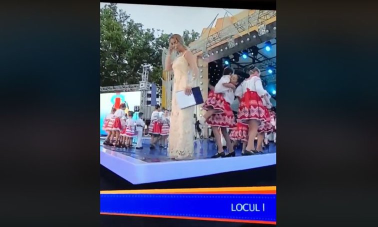 Imaginea articolului Momente de panică la Festivalul Mamaia Copiilor, după ce scena pe care se aflau zeci de persoane, majoritatea copii, a cedat. Autorităţile locale dau vina pe organizatori | VIDEO