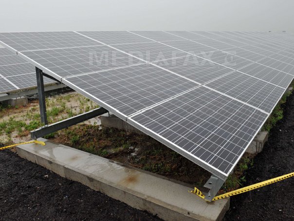 Imaginea articolului Cei care au panouri fotovoltaice vor putea vinde energie şi către vecini. Ce prevede noua lege 