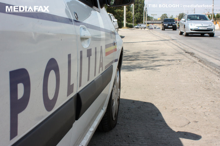 Imaginea articolului Accident în Alba: O maşină de poliţie, care circula neregulamentar, a lovit un autoturism. Un copil de 4 ani, la spital 