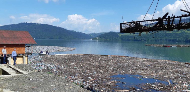Imaginea articolului Situaţia care i-a provocat „câteva zile de nelinişte” ministrului Ioan Deneş: 250 de tone de deşeuri au fost strânse de pe lacul de la Bicaz