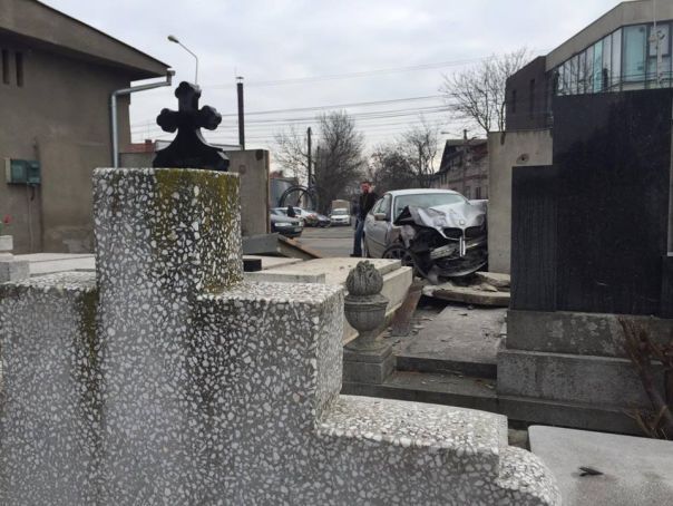 Imaginea articolului Incident TULBURĂTOR la Craiova: Un bărbat a murit după ce a fost strivit de o cruce, într-un cimitir