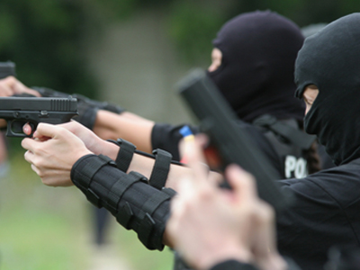 Imaginea articolului Cartier din Slatina, patrulat de poliţişti şi mascaţi după lupte de stradă între două clanuri rivale
