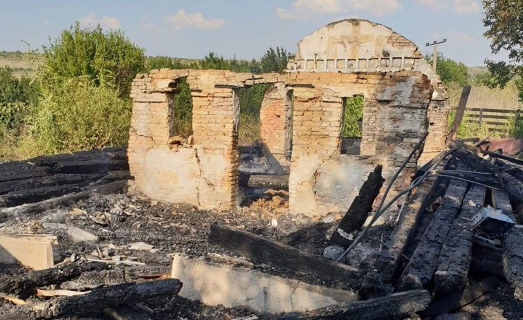 Imaginea articolului O biserică din lemn, monument istoric, a fost distrusă într-un incendiu | FOTO