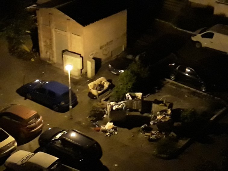 Imaginea articolului Locuitorii unui cartier din Craiova se plâng că oamenii străzii şi-au făcut adăpost lângă tomberoane