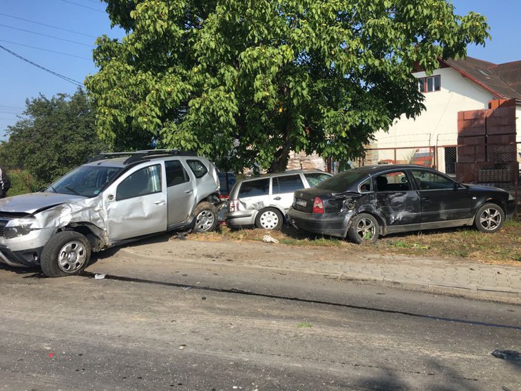 Imaginea articolului Mureş: Şase persoane, printre care o femeie gravidă, au fost rănite în urma unui accident în care au fost implicate cinci maşini