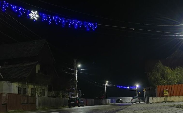Imaginea articolului GHIRLANDELE de Crăciun au început să fie montate într-un oraş din România, deşi afară sunt 30 de grade Celsius/ Reprezentanţii municipalităţii: Este o situaţie normală