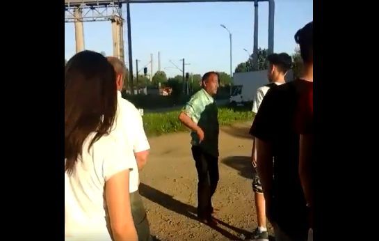 Imaginea articolului Incident ŞOCANT în Bacău: Un adolescent a fost filmat în timp ce lovea cu picioarele un bărbat/ Poliţiştii au deschis o anchetă | VIDEO