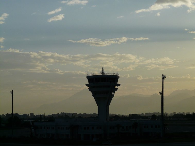 Imaginea articolului IMAGINILE ZILEI Vechiul turn de control al Aeroportului Bacău a fost demolat. În locul lui vor fi locuri de parcare