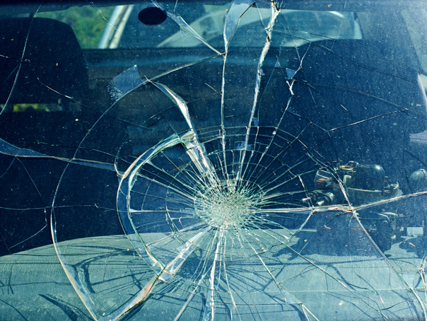 Imaginea articolului Un „justiţiar” din Alba a spart geamul maşinii unui şofer care a pus în pericol pietonii