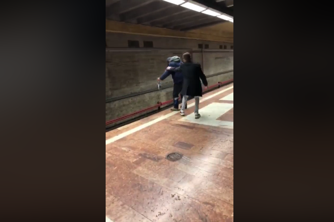 Imaginea articolului Un tânăr A OPRIT în ultimul moment un bărbat care voia SĂ SE ARUNCE în faţa metroului