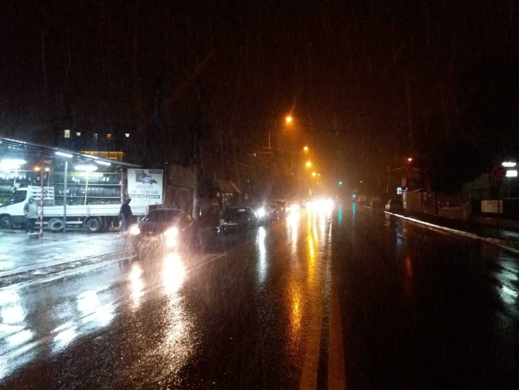 Imaginea articolului Şoferii prinşi nepregătiţi de prima zăpadă din Bucureşti: Cozi de mai bine de jumătate de kilometru la vulcanizări duminică noapte - FOTO