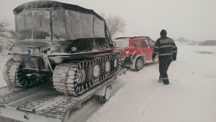 Imaginea articolului Un pacient din Braşov, la care ambulanţa nu putea ajunge, a fost salvat cu o şenilată