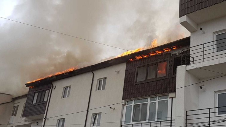 Imaginea articolului VIDEO Incendiu puternic în Murfatlar. Aproape 60 de persoane, evacuate dintr-un cămin