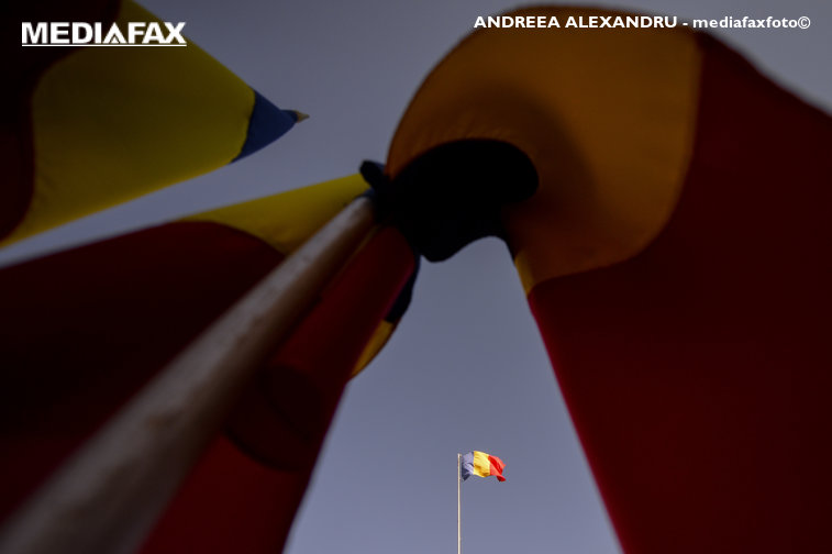 Imaginea articolului Tricolor de mari dimensiuni, fluturat în faţa monumentelor simbol ale municipiului Alba Iulia