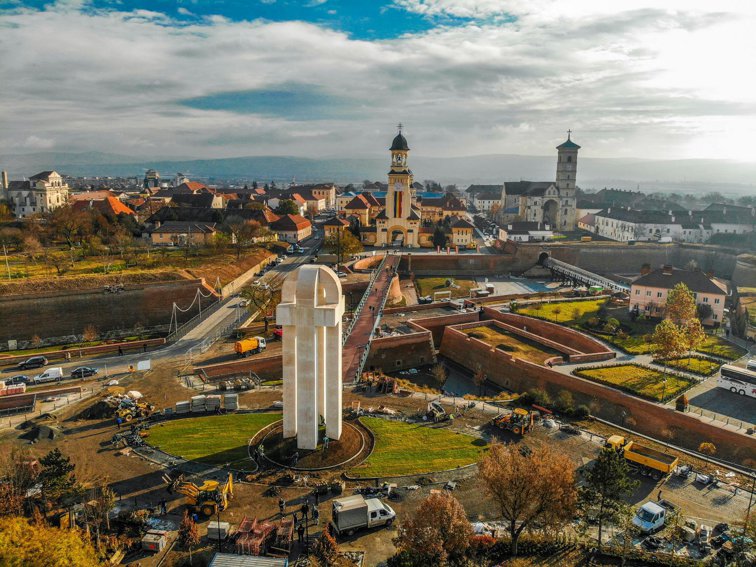 Imaginea articolului Monumentul Unirii de la Alba Iulia, ironizat intens pe reţelele sociale pentru forma sa, finalizat înainte de Centenar. Povestea construcţiei - GALERIE FOTO