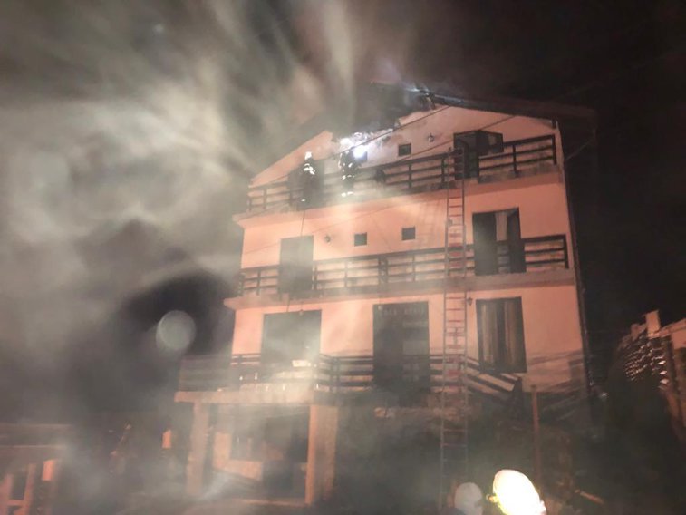 Imaginea articolului INCENDIU la o pensiune din Predeal: 20 de turişti au ieşit singuri din clădire/ Focul, stins după 3 ore. Apa a îngheţat pe furtun | FOTO