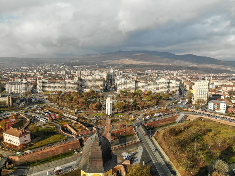 Imaginea articolului Cum s-a pregătit Alba Iulia de Centenar. Turiştii nu pot intra cu maşinile în oraş: 10.000 de locuri parcare, la ieşirea din oraş