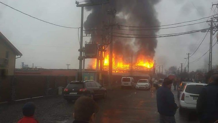 Imaginea articolului Incendiu la trei unităţi de producţie din Mureş. Peste 20 de pompieri intervin