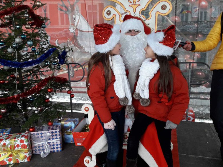 Imaginea articolului Moş Crăciun a ajuns în Piaţa Sfatului din Braşov: Copiii l-au aşteptat mai bine de o oră | GALERIE FOTO