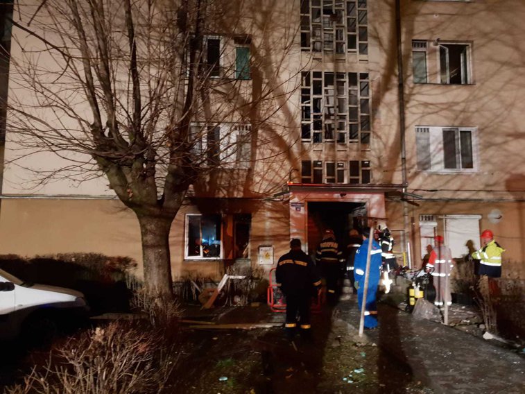 Imaginea articolului INCENDIU urmat de o explozie într-un bloc din Târgu Mureş: 18 persoane, evacuate | FOTO
