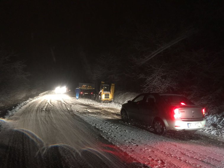 Imaginea articolului Autocar cu 40 de persoane, blocat pe un drum din Harghita după ce toată noaptea a nins