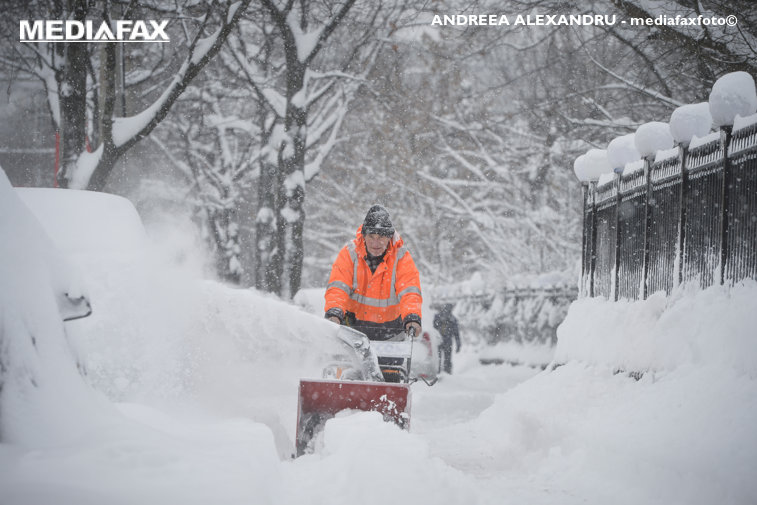 Imaginea articolului Culmea ironiei: Un bărbat din Vaslui a sunat la 112 să îi fie curăţată zăpada din faţa porţii pentru ca să poată ieşi cu maşina