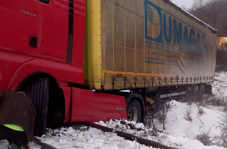 Imaginea articolului Circulaţia feroviară este închisă pe o linie din judeţul Hunedoara după ce un tir a derapat. Pasagerii din tren au fost transferaţi | FOTO