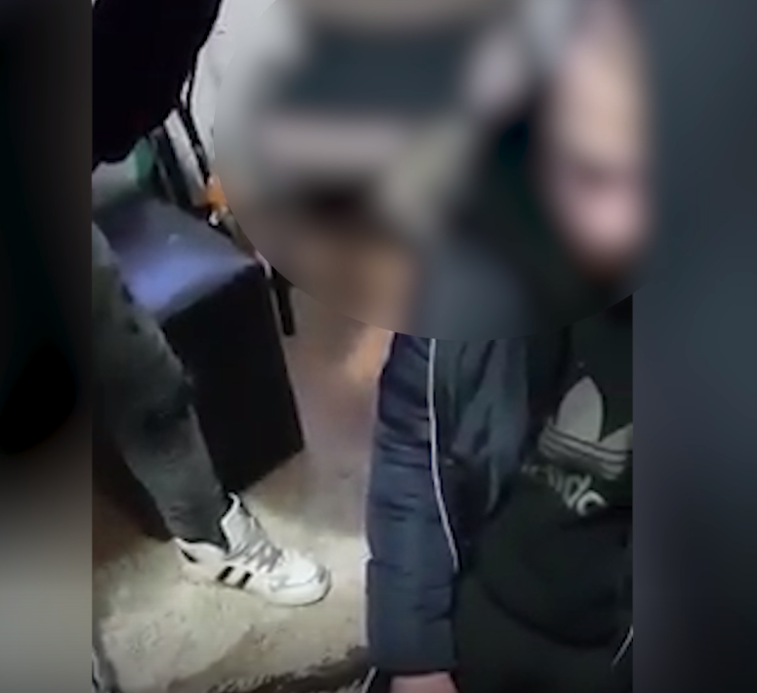 Imaginea articolului Ţinut în genunchi şi bătut, în timp ce un alt adolescent filma. Poliţia face verificări - VIDEO cu violenţă explicită