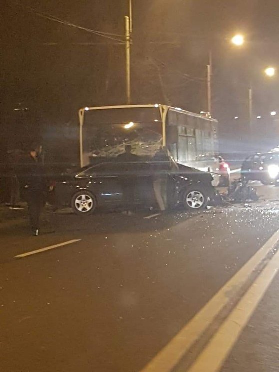 Imaginea articolului Accident GRAV, în timpul nopţii, pe Şoseaua Petricani din Capitală. Impact frontal cu un autobuz, două persoane au murit - FOTO