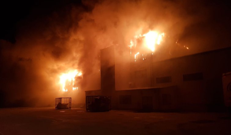 Imaginea articolului Incendiul masiv de la fabrica de condimente din Alba nu a fost stins încă, după aproape 24 de ore de luptă cu focul