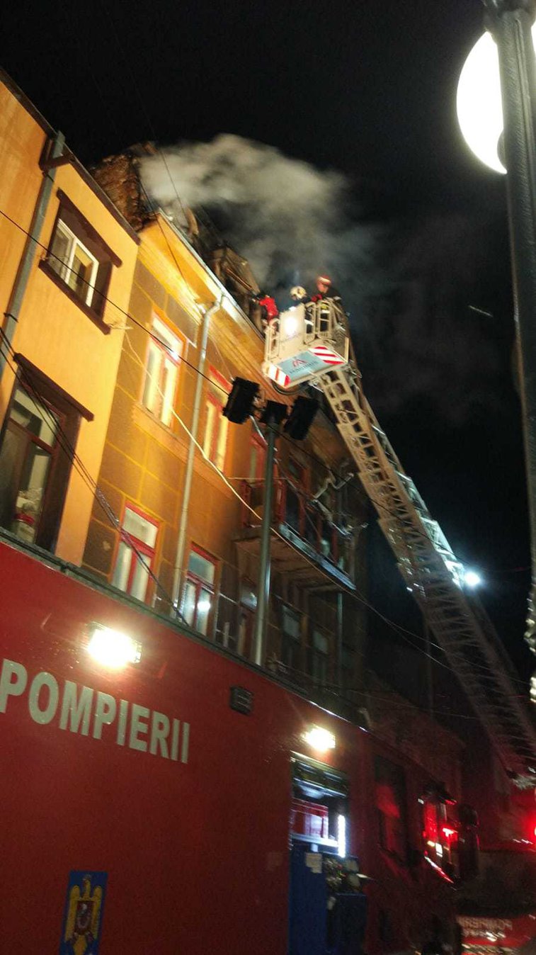 Imaginea articolului Zeci de persoane au fost evacuate din cauza unui incendiu care a făcut scrum podul unei clădiri vechi din centrul Brăilei