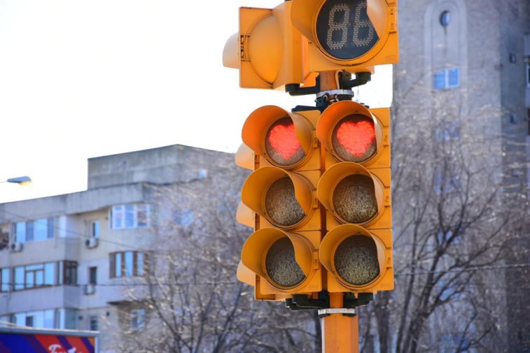 Imaginea articolului Strada din România pe care semafoarele luminează sub formă de inimi, în februarie | FOTO