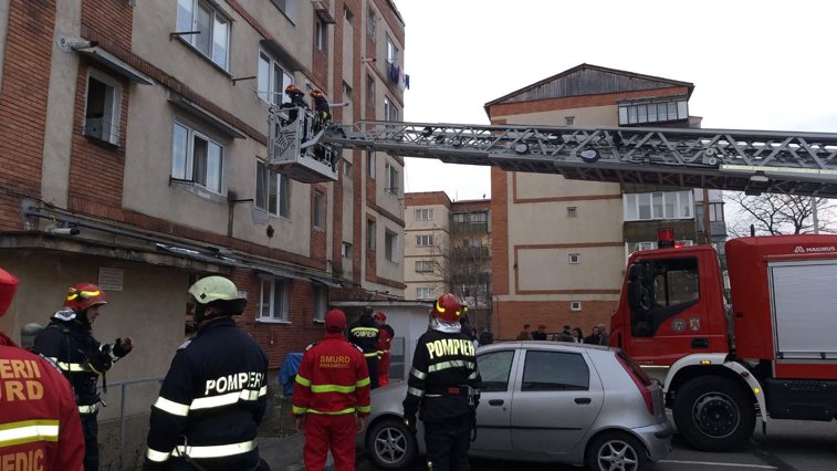 Imaginea articolului Incendiu într-un bloc din Lugoj: 20 de persoane au fost evacuate | FOTO