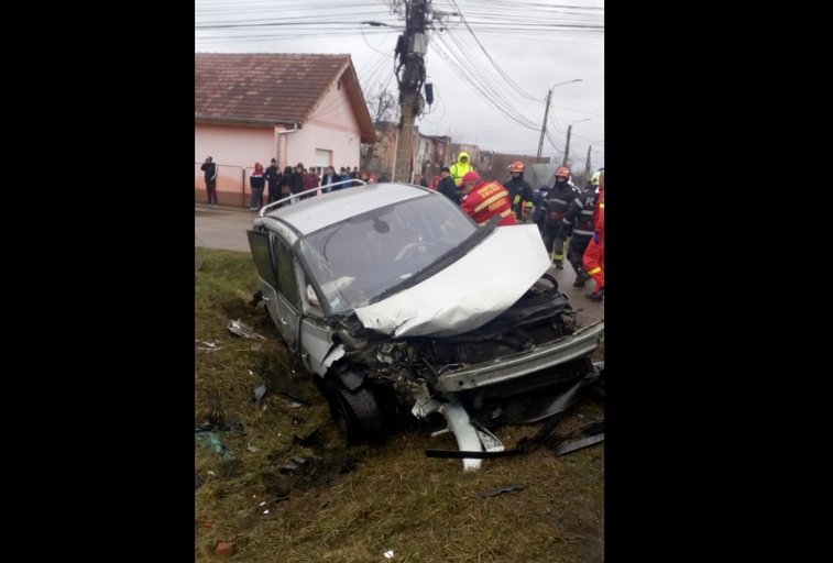 Imaginea articolului Accident GRAV în Timiş: O femeie a murit, iar o fetiţă de cinci a fost rănită în urma impactului dintre două maşini