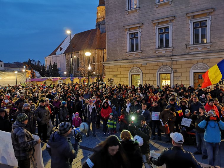 Imaginea articolului UPDATE Traficul în centrul Clujului, blocat de protestatari. La Timişoara au ieşit 500 de oameni 