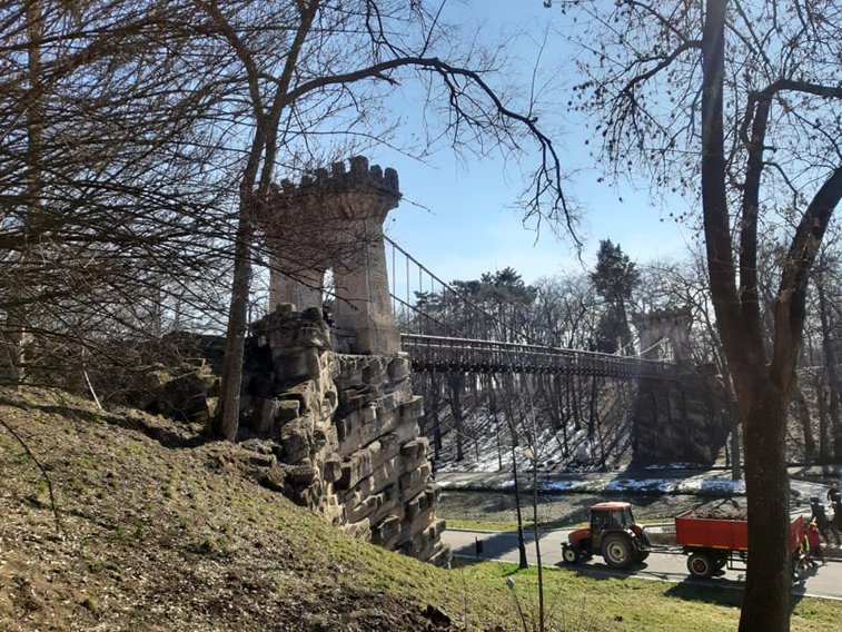 Imaginea articolului Un pod suspendat, vechi de peste 100 de ani, va fi restaurat cu fonduri europene | FOTO