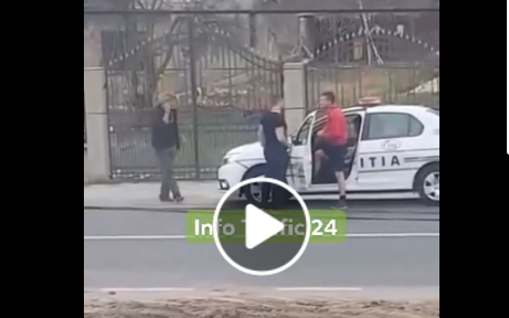 Imaginea articolului Poliţist în pantaloni scurţi, filmat în maşina Poliţiei, după ce a oprit o maşină în trafic | VIDEO