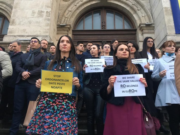 Imaginea articolului Noi proteste în ţară şi pe treptele Palatului de Justiţie din Capitală: Zeci de magistraţi şi-au exprimat nemulţumirea faţă  de OUG pe legile jusţiţiei | FOTO, VIDEO