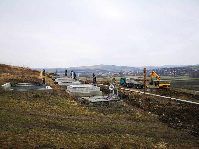 Imaginea articolului MOTIVUL pentru care mormintele într-un sat din Ardeal au început să o ia la vale: „Nu mai au linişte morţii cu ce se întâmplă aici” | FOTO 