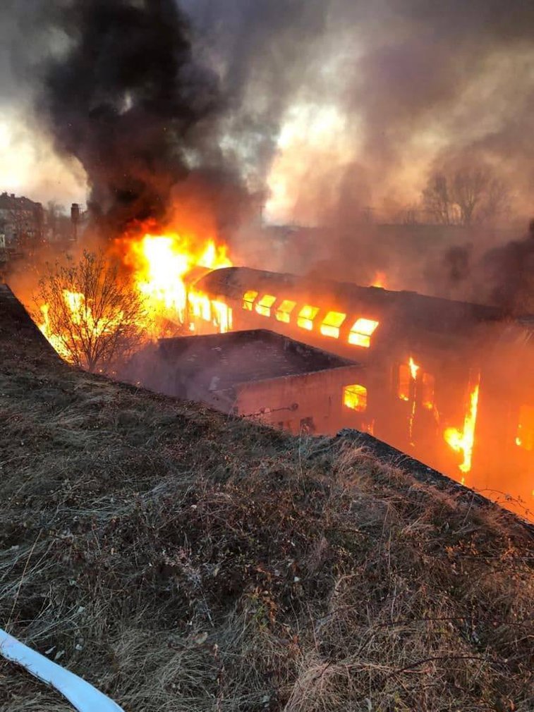 Imaginea articolului Incendiu PUTERNIC în gara Oraviţa. Flăcările au cuprins patru vagoane | FOTO