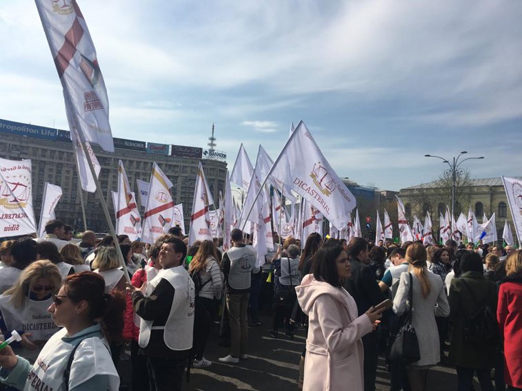 Imaginea articolului Grefierii continuă protestele şi anunţă că sunt gata de GREVĂ. Delegaţia, ţinută pe holul Guvernului
