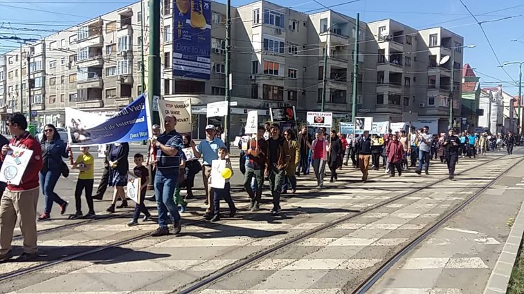 Imaginea articolului „Marş pentru viaţă”: Mitinguri la Timişoara şi Cluj-Napoca împotriva avorturilor. Iniţiativa a strâns sute de participanţi | FOTO