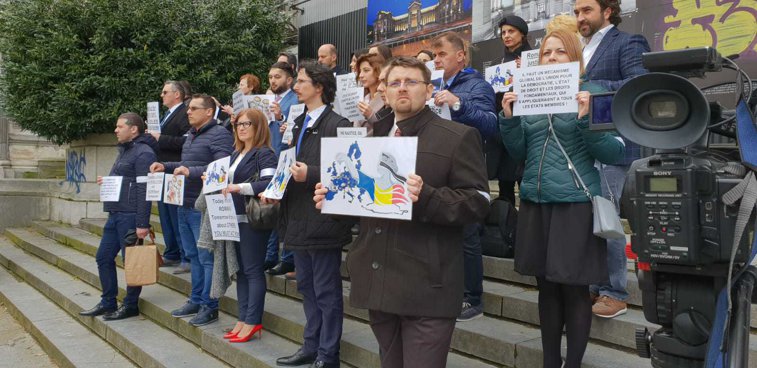 Imaginea articolului 30 de magistraţi au protestat faţă de modificarea legilor justiţiei din România, pe treptele Palatului de Justiţie din Bruxelles