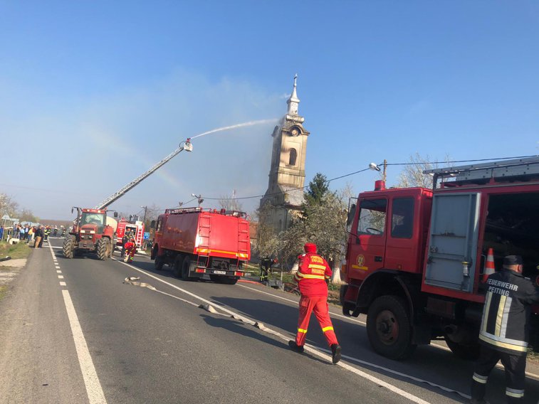 Imaginea articolului Incendiu PUTERNIC la o biserică din judeţul Timiş. Pompierii au intervenit cu două autospeciale | FOTO